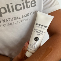 This is a first aid kit in a tube that no home should be without. Keep a tube of this healing gel in the fridge for all the family to apply to stings, bruises and any injuries. Benefits include: Gives rapid relief to sunburn. Soothes and lessens redness after laser and waxing. Soothes any minor skin irritation plus burns/scalds. Soothes marine stings – keep a tube in the beach bag.