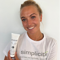 This is a first aid kit in a tube that no home should be without. Keep a tube of this healing gel in the fridge for all the family to apply to stings, bruises and any injuries. Benefits include: Gives rapid relief to sunburn. Soothes and lessens redness after laser and waxing. Soothes any minor skin irritation plus burns/scalds. Soothes marine stings – keep a tube in the beach bag.